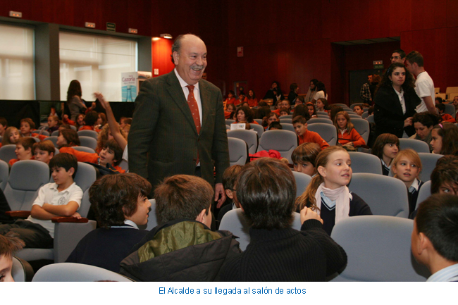 El Alcalde a su llegada al salón de actos