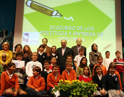 El alcalde (centro) y varios concejales posan con los ediles infantiles