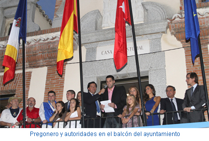 Pregonero y autoridades en el balcón del ayuntamiento