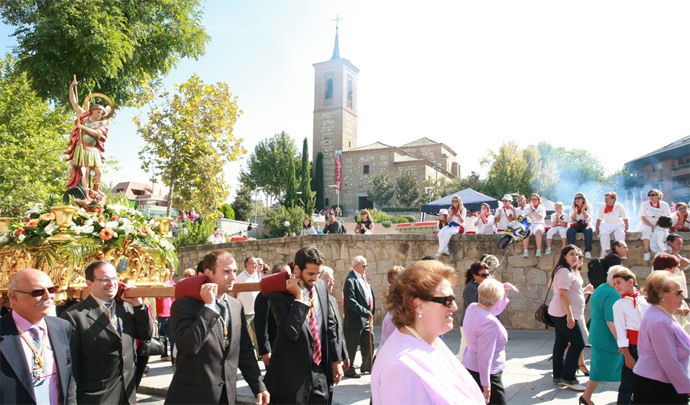 Concejales llevan al santo en procesión