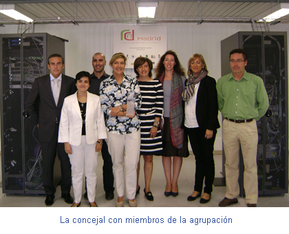 La concejal con miembros de la agrupación