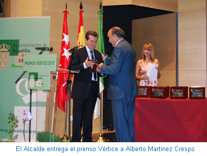 El Alcalde entrega el premio Vértice a Alberto Martínez Crespo