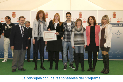 La concejala con los responsables del programa