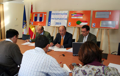 El Alcalde (centro) durante la rueda de prensa de presentación de los presupuestos para 2009