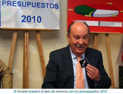 El Alcalde muestra el lápiz de memoria con los presupuestos