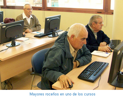 Mayores roceños en uno de los cursos