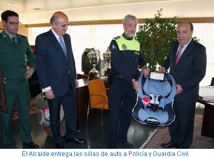 El Alcalde entrega las sillas de auto a Policía y Guardia Civil