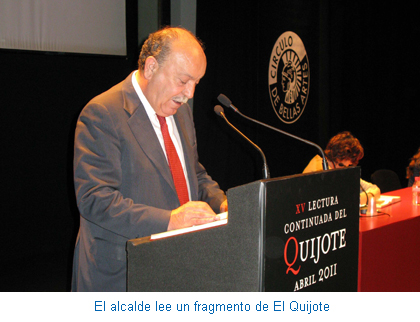El alcalde lee un fragmento de El Quijote