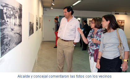 Alcalde y concejal comentaron las fotos con los vecinos