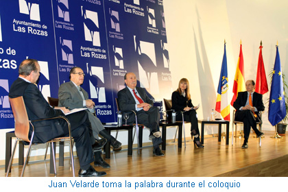 Juan Velarde toma la palabra durante el coloquio