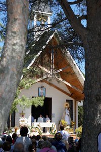 La Virgen, delante de su capilla