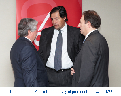 El alcalde, con Arturo Fernández y el presidente de CADEMO