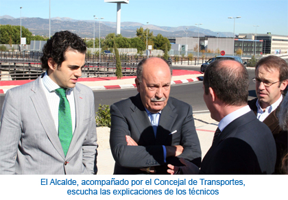 El Alcalde, acompañado por el Concejal de Transportes, escucha las explicaciones de los técnicos