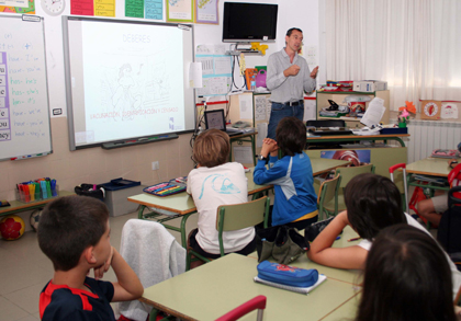 Escolares en uno de los talleres de cuidado de mascotas