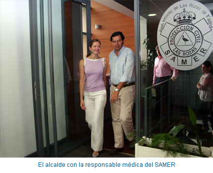 El alcalde con la responsable médica del SAMER