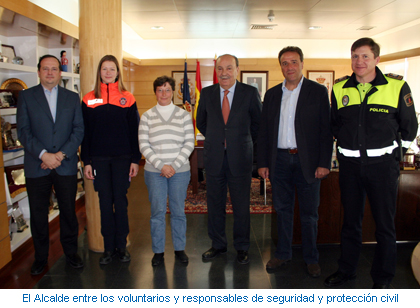 El Alcalde entre los voluntarios y responsables de seguridad y protección civil