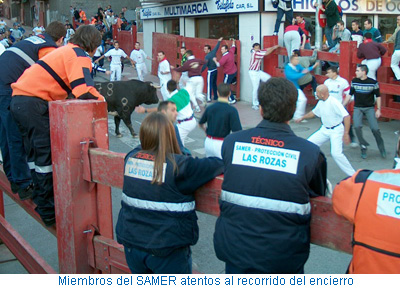 Miembros del Samer, atentos al recorrido del encierro