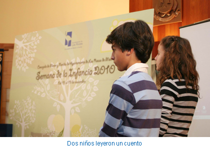Dos niños leyeron un cuento