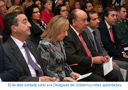 El Alcalde sentado junto a la Delegada del Gobierno y otras autoridades