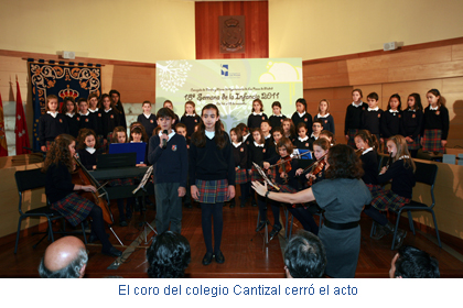 El coro del colegio Cantizal cerró el acto