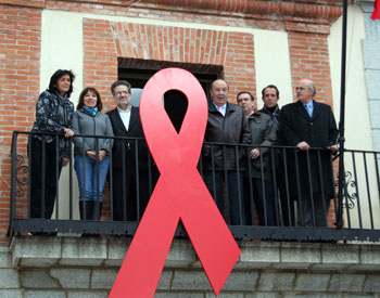 El alcalde posa con los concejales tras la colocación del lazo rojo