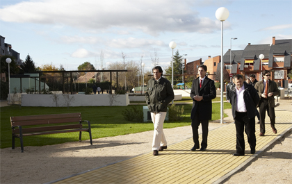 El alcalde ha paseado por el parque