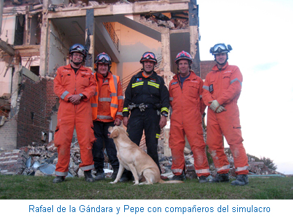 Rafael de la Gándara y Pepe con compañeros del simulacro