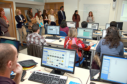 Socias en una visita a los talleres de empleo