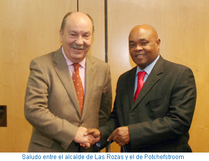 Saludo entre el alcalde de Las Rozas y el de Potchefstroom