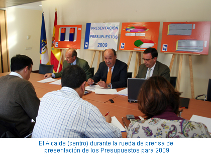 El Alcalde (centro) durante la rueda de prensa de presentación de los Presupuestos para 2009