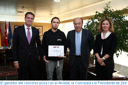 El ganador del concurso posa con el Alcalde, la Concejala y el Presidente de Zed