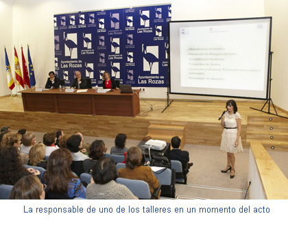 La responsable de uno de los talleres en un momento del acto