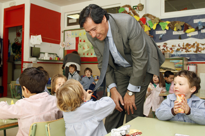El alcalde con una alumna del taller