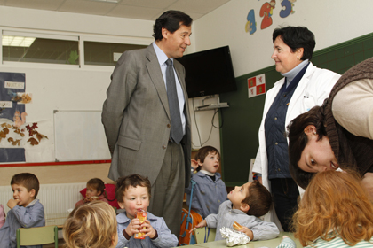 Los alumnos de la Encina saludan al alcalde