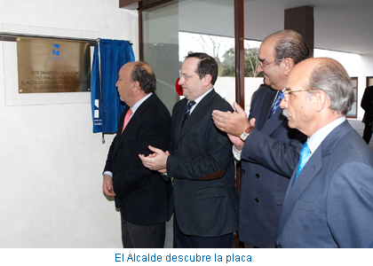 El Alcalde descubre la placa