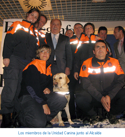 Los miembros de la Unidad Canina junto al Alcalde