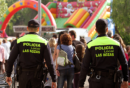 Policías patrullando