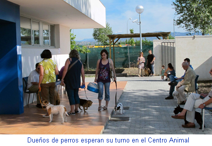 Dueños de perros esperan su turno en el Centro Animal