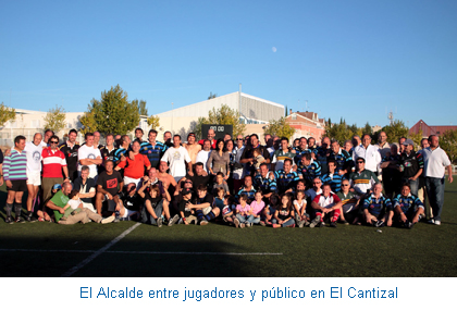 El Alcalde entre jugadores y público en El Cantizal