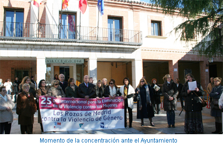 Momento de la concentración ante el Ayuntamiento