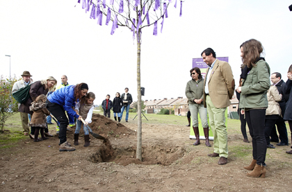 Los vecinos ayudaron a plantar el árbol