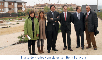 El alcalde y varios concejales con Borja Sarasola