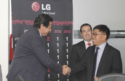 El alcalde saluda al presidente de LG en España