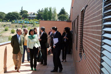 Varios consejeros durante la visita a una terraza de una vivienda municipal