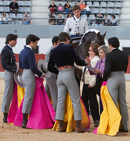 Las voluntarias de la AECC con los toreros del festival
