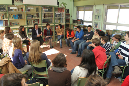 El alcalde con los alumnos voluntarios