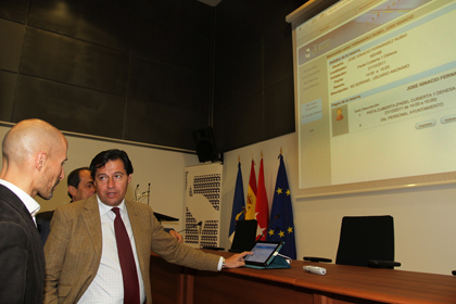 El alcalde prueba la nueva web
