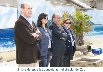 El Alcalde entre las concejalas y el director del Zoo