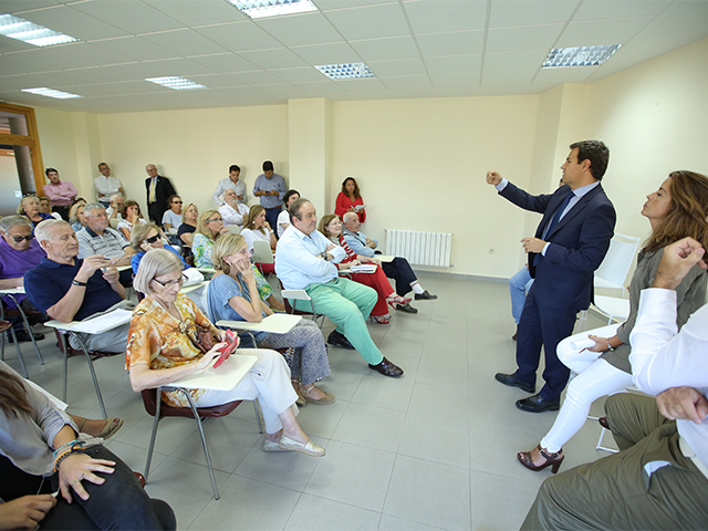 De la Uz se reunió con vecinos de la urbanización Club de Golf dentro del programa “De vecino a vecino”