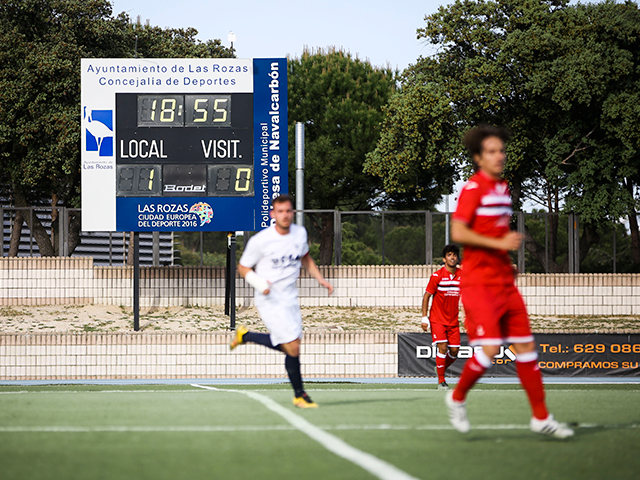 Esta semana, el Polideportivo de la Dehesa de Navalcarbón acoge el Campeonato de España de Futbol Universitario que organiza la Universidad Camilo José Cela  en la categoría de Fútbol-11 masculino. El pasado martes tenía lugar la ceremonia de inauguración en el campo central de Navalcarbón con la presencia del alcalde de Las Rozas, José de la Uz, y el rector de la Universidad Camilo José Cela, Samuel Martín. Al acto también asistió la concejal de Deportes, Bárbara Fernández, así como el director de deportes de la Universidad, Jose Luis Lesma. Después de hacer el saque de honor y desear suerte a los jugadores del partido inaugural, De la Uz destacó la importancia de “acoger eventos deportivos de esta categoría para seguir apoyando la práctica del deporte, fomentar hábitos de vida saludable y seguir colaborando con la Universidad.” A su vez, el rector de la UCJC agradeció al Ayuntamiento de Las Rozas la colaboración en este la organización de este campeonato con el objetivo de “inculcar los valores del deporte en los estudiantes universitarios como son el esfuerzo, la vida sana o el trabajo en equipo.” La primera jornada del campeonato, que disputan las Universidades de Valencia, Murcia, Rey Juan Carlos, Autónoma de Madrid, Extremadura, Granada, Vic y Camilo José Cela, se saldó con cuatro empates a 1, lo que deja el torneo abierto y sin favoritos desde el inicio.